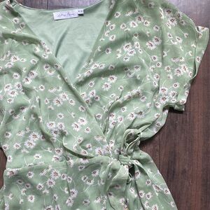 All in Favor Mint Daisy flower 🌸 print wrap dress